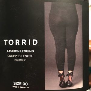 BNWT Torrid plus size 0, cropped leggings